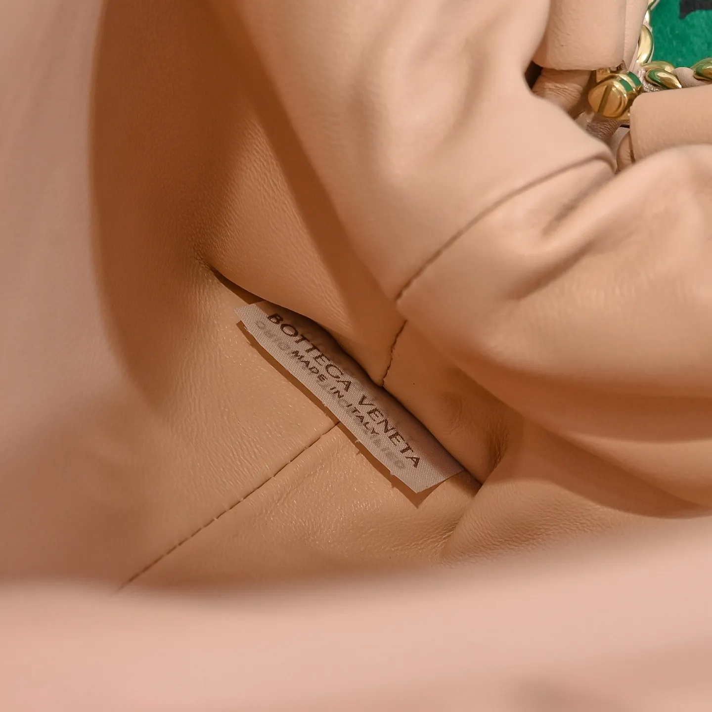 Batch 1880 BOTTEGA VENETA LAUREN 1980 small clutch bag is new! The small size that many people are squatting on is finally here. The self-adjustable zipper is a highlight of this bag. After being removed, it can be used as a handbag for important occasions. One bag unlocks two carrying methods at the same time. It is practical and has a unique sense of structure and beautiful lines. It is more elegant than a small cloud. It is a tribute to the classics and the pursuit of modernity. Style number: 4038 Size: 27*15*8cm